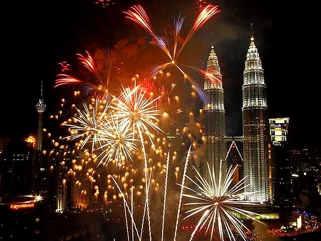 Fireworks near Petronas Twin Towers in Kuala Lumpur Malaysia - Fireworks explode near Petronas Twin Towers in Malaysia, during the New Year celebrations in Kuala Lumpur, on January 1, 2011. - , fireworks, firework, Petronas, Twin, Towers, Kuala, Lumpur, Malaysia, show, shows, holidays, holiday, festival, festivals, celebrations, celebration, January, 2011 - Fireworks explode near Petronas Twin Towers in Malaysia, during the New Year celebrations in Kuala Lumpur, on January 1, 2011. Lösen Sie kostenlose Fireworks near Petronas Twin Towers in Kuala Lumpur Malaysia Online Puzzle Spiele oder senden Sie Fireworks near Petronas Twin Towers in Kuala Lumpur Malaysia Puzzle Spiel Gruß ecards  from puzzles-games.eu.. Fireworks near Petronas Twin Towers in Kuala Lumpur Malaysia puzzle, Rätsel, puzzles, Puzzle Spiele, puzzles-games.eu, puzzle games, Online Puzzle Spiele, kostenlose Puzzle Spiele, kostenlose Online Puzzle Spiele, Fireworks near Petronas Twin Towers in Kuala Lumpur Malaysia kostenlose Puzzle Spiel, Fireworks near Petronas Twin Towers in Kuala Lumpur Malaysia Online Puzzle Spiel, jigsaw puzzles, Fireworks near Petronas Twin Towers in Kuala Lumpur Malaysia jigsaw puzzle, jigsaw puzzle games, jigsaw puzzles games, Fireworks near Petronas Twin Towers in Kuala Lumpur Malaysia Puzzle Spiel ecard, Puzzles Spiele ecards, Fireworks near Petronas Twin Towers in Kuala Lumpur Malaysia Puzzle Spiel Gruß ecards