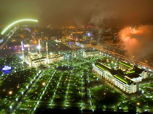 Fireworks over the Central Mosque in Grozny Chechen Republic Puzzle Spiel 