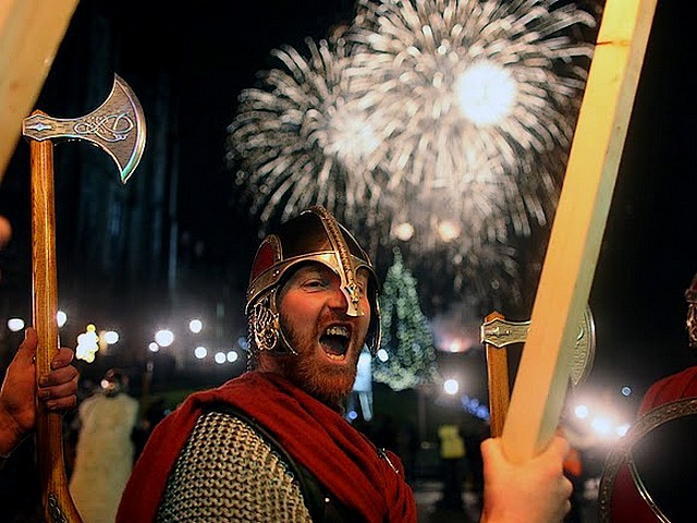 Man dressed as Viking on Princess Street in Edinburgh Scotland пъзел игра 