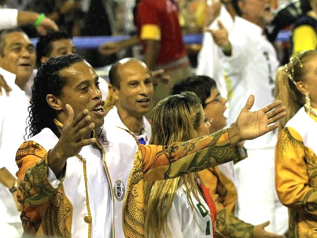Rio Carnival Brazil 2011 Ronaldinho sings with Grande Rio Samba School пъзел игра 