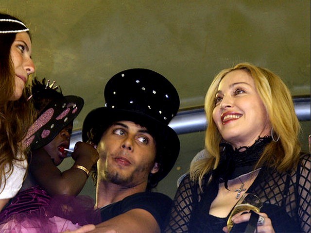 Rio Carnival Brazil Madonna - Madonna, an American recording artist, actress and entrepreneur, her adopted daughter Mercy and the Brazilian DJ and model Jesus Luz, attend a carnival parade at the Sambadrome in Rio de Janeiro, Brazil (Feb. 14, 2010). - , Rio, carnival, carnivals, Brazil, Madonna, Jesus, Luz, show, shows, place, places, celebrities, celebrity, celebrations, celebration, festival, festivals, feast, amusement, amusements, holidays, holiday, places, place, travel, travels, tour, tours, trips, trip, American, recording, artist, artists, actress, actresses, entrepreneur, entrepreneurs, adopted, daughter, daughters, Mercy, Brazilian, DJ, model, models, parade, parades, Sambadrome, Janeiro, March, 2010 - Madonna, an American recording artist, actress and entrepreneur, her adopted daughter Mercy and the Brazilian DJ and model Jesus Luz, attend a carnival parade at the Sambadrome in Rio de Janeiro, Brazil (Feb. 14, 2010). Решайте бесплатные онлайн Rio Carnival Brazil Madonna пазлы игры или отправьте Rio Carnival Brazil Madonna пазл игру приветственную открытку  из puzzles-games.eu.. Rio Carnival Brazil Madonna пазл, пазлы, пазлы игры, puzzles-games.eu, пазл игры, онлайн пазл игры, игры пазлы бесплатно, бесплатно онлайн пазл игры, Rio Carnival Brazil Madonna бесплатно пазл игра, Rio Carnival Brazil Madonna онлайн пазл игра , jigsaw puzzles, Rio Carnival Brazil Madonna jigsaw puzzle, jigsaw puzzle games, jigsaw puzzles games, Rio Carnival Brazil Madonna пазл игра открытка, пазлы игры открытки, Rio Carnival Brazil Madonna пазл игра приветственная открытка