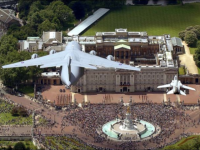 Royal Air Force C17 Globemaster flanked by Tornado F3 during Flypast over Buckingham Palace London пазл игру 