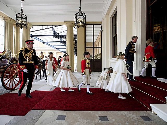 Royal Wedding England Bridesmaids and Page Boys arriving at Buckingham Palace in London пазл игру 