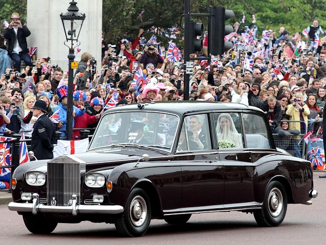 Royal Wedding England  Kate Middleton with her Father in Rolls Royce Phantom VI puzzle game 
