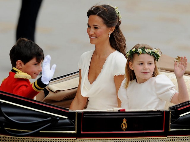 Royal Wedding England Philippa Middleton with Flower Girl and Page Boy traveling along Processional Route in London пазл игру 