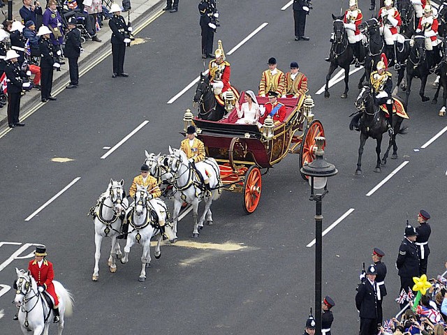 Royal Wedding England Prince William and Catherine Duchess of Cambridge followed by Household Cavalry in London пазл игру 