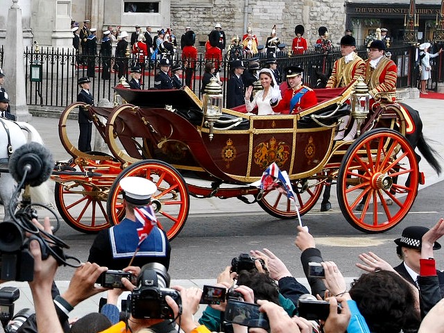 Royal Wedding England Prince William and Catherine Duchess of Cambridge in 1902 State Landau leaving Westminster Abbey London пъзел игра 
