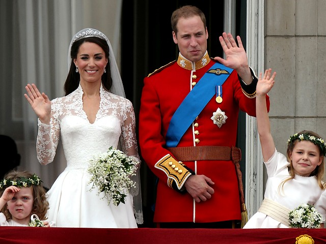 Royal Wedding England Prince William and Catherine at Balcony of Buckingham Palace London пазл игру 