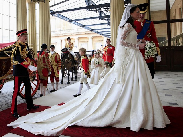 Royal Wedding England Prince William and Catherine head for Entrance of Buckingham Palace in London пъзел игра 