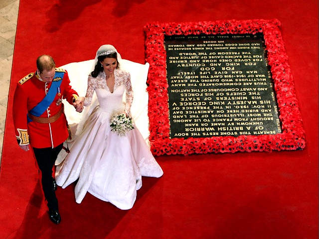 Royal Wedding England Prince William and Catherine pass close grave of unknown soldier at Westminster Abbey London пазл игру 