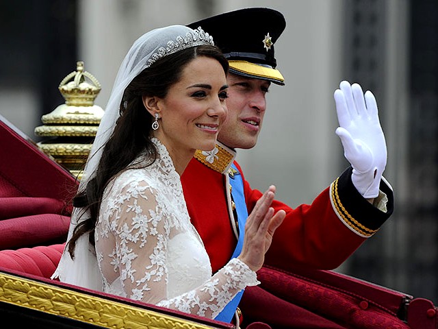 Royal Wedding England Prince William and Catherine welcoming Crowds at Procession to Buckingham Palace London пазл игру 