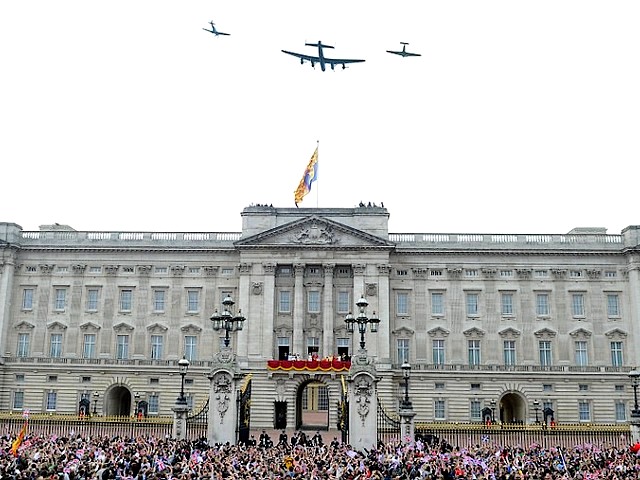 Royal Wedding England Spitfire, Hurricane and Lancaster pass over Buckingham Palace London Puzzle Spiel 