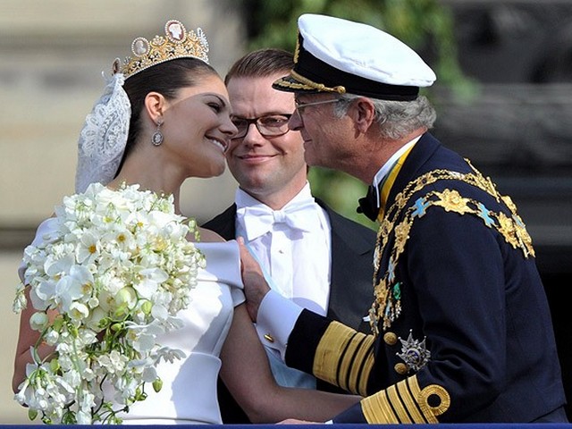 Royal Wedding Sweeden Congratulations - The Crown Princess Victoria receive congratulations of her father King Carl XVI Gustaf during the Royal Wedding in Stockholm, Sweeden (June 19, 2010). - , Royal, Wedding, Sweeden, congratulations, congratulation, show, shows, ceremony, ceremonies, event, events, celebrity, celebrities, entertainment, entertainments, Crown, Princess, Victoria, father, fathers, King, Carl, XVI, Gustaf, Stockholm - The Crown Princess Victoria receive congratulations of her father King Carl XVI Gustaf during the Royal Wedding in Stockholm, Sweeden (June 19, 2010). Lösen Sie kostenlose Royal Wedding Sweeden Congratulations Online Puzzle Spiele oder senden Sie Royal Wedding Sweeden Congratulations Puzzle Spiel Gruß ecards  from puzzles-games.eu.. Royal Wedding Sweeden Congratulations puzzle, Rätsel, puzzles, Puzzle Spiele, puzzles-games.eu, puzzle games, Online Puzzle Spiele, kostenlose Puzzle Spiele, kostenlose Online Puzzle Spiele, Royal Wedding Sweeden Congratulations kostenlose Puzzle Spiel, Royal Wedding Sweeden Congratulations Online Puzzle Spiel, jigsaw puzzles, Royal Wedding Sweeden Congratulations jigsaw puzzle, jigsaw puzzle games, jigsaw puzzles games, Royal Wedding Sweeden Congratulations Puzzle Spiel ecard, Puzzles Spiele ecards, Royal Wedding Sweeden Congratulations Puzzle Spiel Gruß ecards