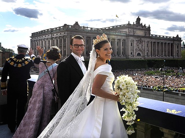 Royal Wedding Sweeden in Public - The Royal couple Crown Princess Victoria and Prince Daniel Westling appear in public on Lejonbacken terrace during their Wedding day in Stockholm, Sweeden (June 19, 2010). - , Royal, Wedding, Sweeden, public, publicks, show, shows, ceremony, ceremonies, event, events, celebrity, celebrities, entertainment, entertainments, couple, couples, Crown, Princess, Victoria, Prince, Daniel, Westling, Lejonbacken, terrace, terraces, Stockholm - The Royal couple Crown Princess Victoria and Prince Daniel Westling appear in public on Lejonbacken terrace during their Wedding day in Stockholm, Sweeden (June 19, 2010). Lösen Sie kostenlose Royal Wedding Sweeden in Public Online Puzzle Spiele oder senden Sie Royal Wedding Sweeden in Public Puzzle Spiel Gruß ecards  from puzzles-games.eu.. Royal Wedding Sweeden in Public puzzle, Rätsel, puzzles, Puzzle Spiele, puzzles-games.eu, puzzle games, Online Puzzle Spiele, kostenlose Puzzle Spiele, kostenlose Online Puzzle Spiele, Royal Wedding Sweeden in Public kostenlose Puzzle Spiel, Royal Wedding Sweeden in Public Online Puzzle Spiel, jigsaw puzzles, Royal Wedding Sweeden in Public jigsaw puzzle, jigsaw puzzle games, jigsaw puzzles games, Royal Wedding Sweeden in Public Puzzle Spiel ecard, Puzzles Spiele ecards, Royal Wedding Sweeden in Public Puzzle Spiel Gruß ecards