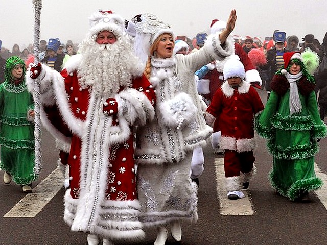 Russian Santa Claus and Snowwhite in Bishkek Kyrgyzstan пъзел игра 