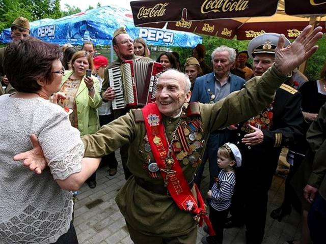 Victory Day in Moscow a Veteran пъзел игра 
