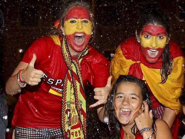 World Cup 2010 Champion Spanish Fans in Palencia пазл игру 