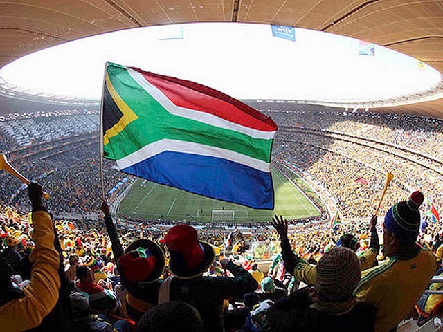 World Cup 2010 Fans hold up a Flag of South Africa Puzzle Spiel 