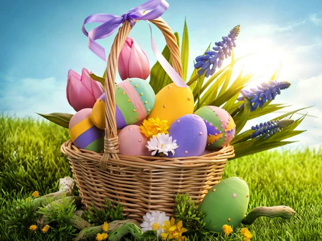 Basket with Easter Eggs Wallpaper puzzle game 