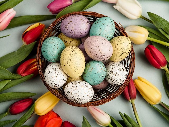 Basket with Easter Eggs puzzle game 