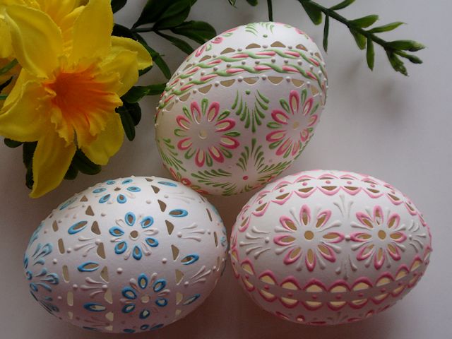 Easter Madeira Eggs - Madeira Eggs are traditional Slavic Easter eggs, mostly used in the Czech Republic, Poland, Slovenia and Lithuania. These unique Easter eggs are made from natural white eggs of ducks, decorated with motives inspired by 'Madeira lace', through drilling of holes with a manual drill, which form patterns of flowers and unrepeatable delicate laces, decorated by traditional wax technique and coloured wax. - , Easter, Madeira, eggs, egg, holidays, holiday, traditional, Slavic, Czech, Republic, Poland, Slovenia, Lithuania, unique, natural, white, ducks, duck, motives, motif, lace, laces, holes, hole, manual, drill, drills, patterns, pattern, flowers, flower, unrepeatable, delicate, traditional, wax, technique, techniques, coloured - Madeira Eggs are traditional Slavic Easter eggs, mostly used in the Czech Republic, Poland, Slovenia and Lithuania. These unique Easter eggs are made from natural white eggs of ducks, decorated with motives inspired by 'Madeira lace', through drilling of holes with a manual drill, which form patterns of flowers and unrepeatable delicate laces, decorated by traditional wax technique and coloured wax. Решайте бесплатные онлайн Easter Madeira Eggs пазлы игры или отправьте Easter Madeira Eggs пазл игру приветственную открытку  из puzzles-games.eu.. Easter Madeira Eggs пазл, пазлы, пазлы игры, puzzles-games.eu, пазл игры, онлайн пазл игры, игры пазлы бесплатно, бесплатно онлайн пазл игры, Easter Madeira Eggs бесплатно пазл игра, Easter Madeira Eggs онлайн пазл игра , jigsaw puzzles, Easter Madeira Eggs jigsaw puzzle, jigsaw puzzle games, jigsaw puzzles games, Easter Madeira Eggs пазл игра открытка, пазлы игры открытки, Easter Madeira Eggs пазл игра приветственная открытка