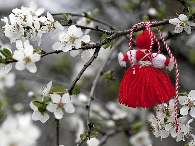 Martenitsa on Blooming Tree juego de puzzle 