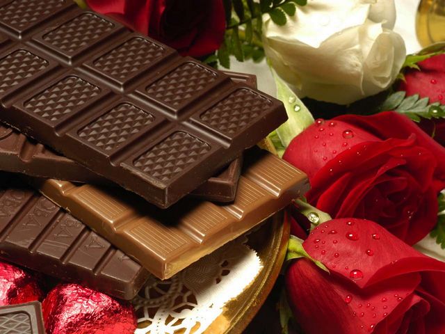 Valentines Day Chocolates and Roses пазл игру 