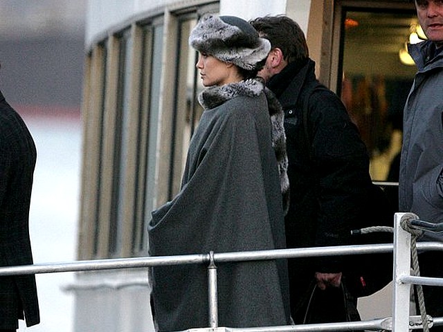 Salt Angelina Jolie on the Set - Angelina Jolie on the set of her new spy thriller 'Salt' at a ferry in New York (2009). - , Salt, Angelina, Jolie, set, sets, movie, movies, film, films, picture, pictures, action-thriller, action-thrillers, thriller, thrillers, adventure, adventures, actress, actresses, spy, spies, New, York, Circle, Line, ferry, ferries - Angelina Jolie on the set of her new spy thriller 'Salt' at a ferry in New York (2009). Подреждайте безплатни онлайн Salt Angelina Jolie on the Set пъзел игри или изпратете Salt Angelina Jolie on the Set пъзел игра поздравителна картичка  от puzzles-games.eu.. Salt Angelina Jolie on the Set пъзел, пъзели, пъзели игри, puzzles-games.eu, пъзел игри, online пъзел игри, free пъзел игри, free online пъзел игри, Salt Angelina Jolie on the Set free пъзел игра, Salt Angelina Jolie on the Set online пъзел игра, jigsaw puzzles, Salt Angelina Jolie on the Set jigsaw puzzle, jigsaw puzzle games, jigsaw puzzles games, Salt Angelina Jolie on the Set пъзел игра картичка, пъзели игри картички, Salt Angelina Jolie on the Set пъзел игра поздравителна картичка