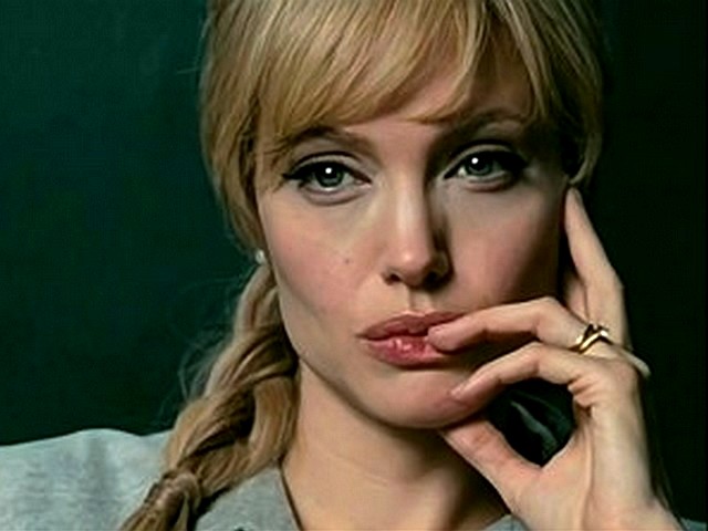 Salt Angelina Jolie the Mysterious Evelin A.Salt puzzle game 